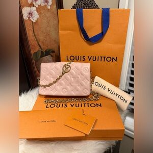 🎀Louis Vuitton Pochette Coussin Embossed Lambskin in Rose Pink🎀